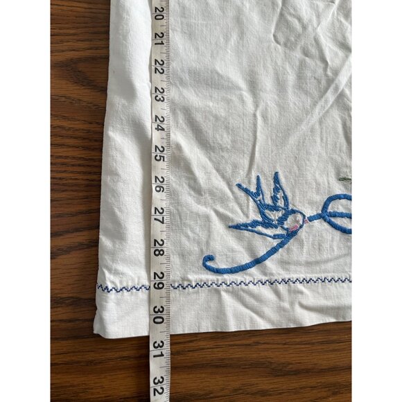 Set of two white pillowcases with embroidered birds and flowers - Picture 3 of 6